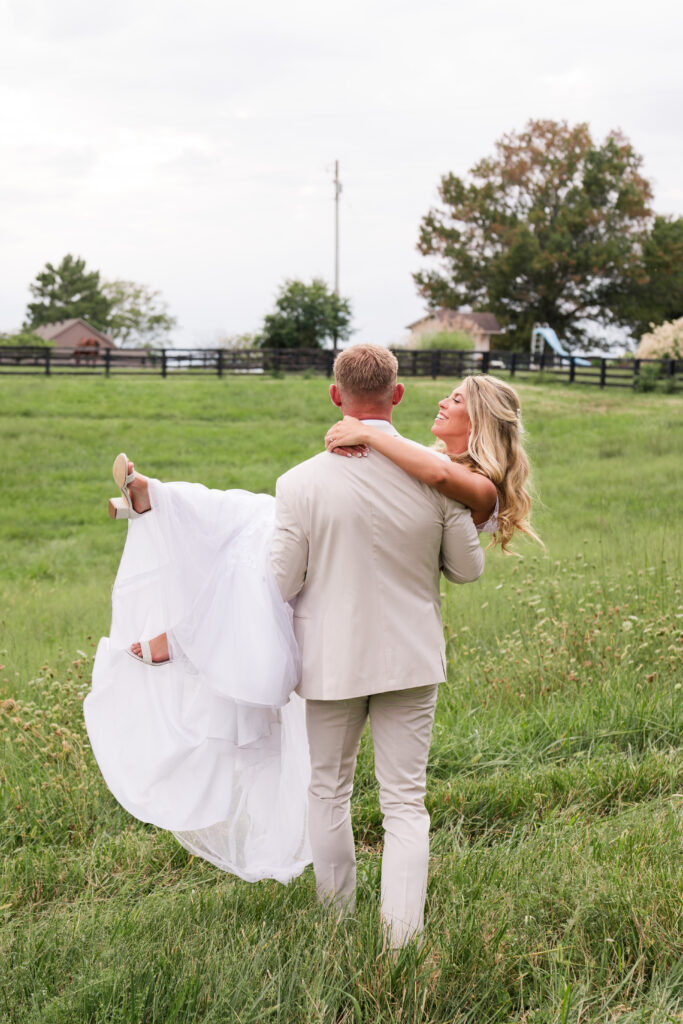 Fall Kentucky wedding bride and groom