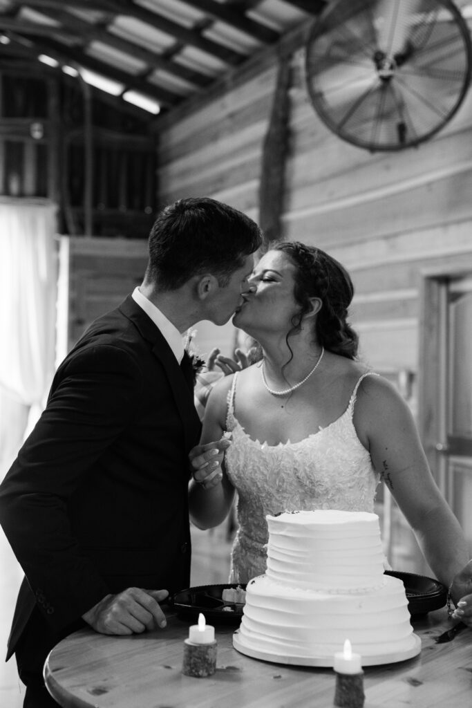 Kentucky wedding photography black and white cutting the cake